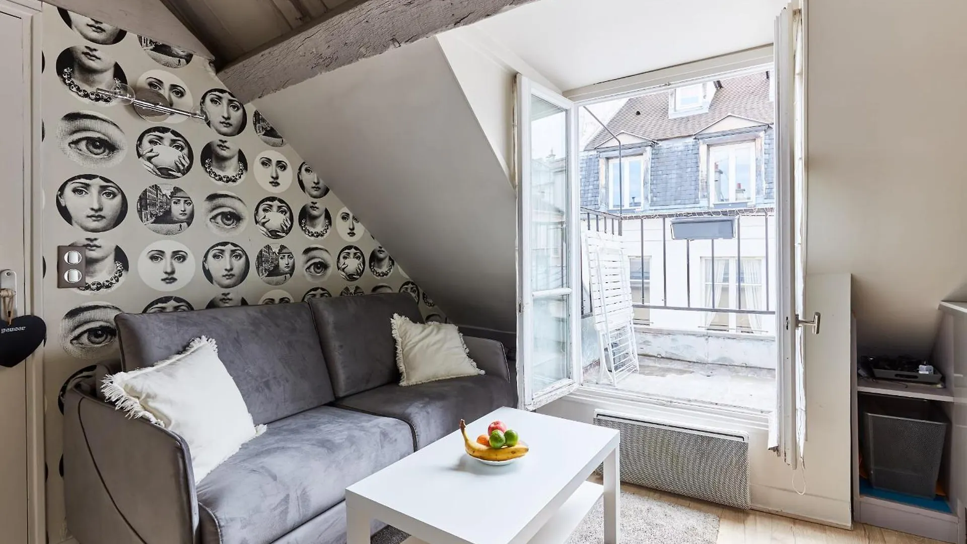 Place Des Vosges - 1br With Balcony - Cityapartmentstay *