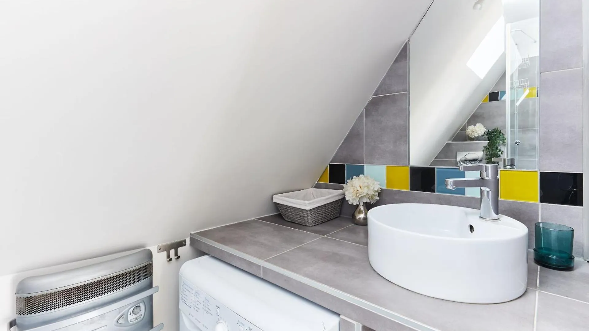 Place Des Vosges - 1br With Balcony - Cityapartmentstay