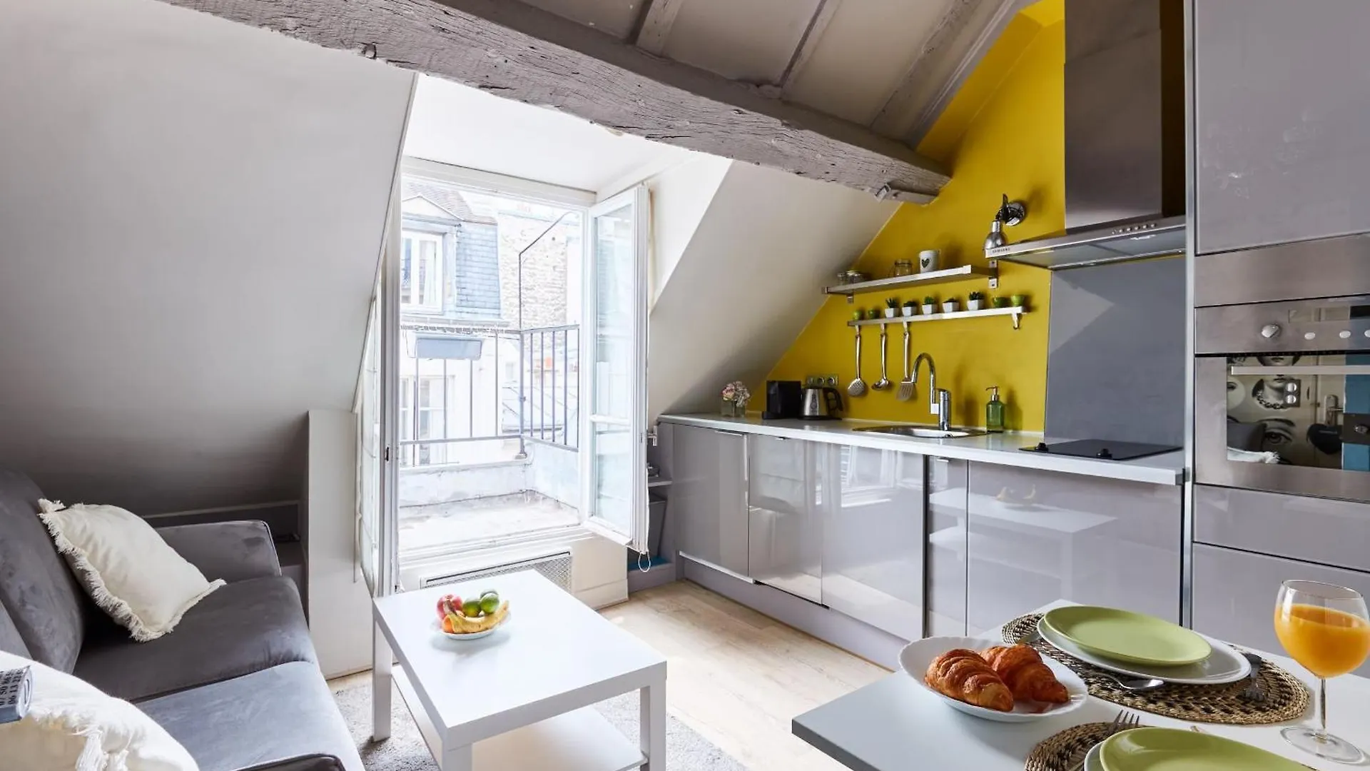 Place Des Vosges - 1br With Balcony - Cityapartmentstay Paris